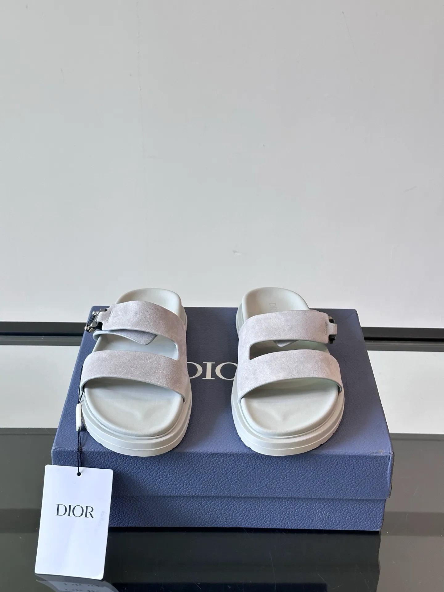 Factory price: 300💰Dior Aqua men's sandals and slippers. Showcasing Dior haute couture design. The Dior gray suede strap is accented with an aluminum Dior buckle for added style. Paired with a comfortable tonal notch sole, they pair easily with shorts or jeans for a sophisticated look. Main body: suede cow leather, technical fabric lining: cow leather, with adjustable straps, aluminum Dior buckle, Dior gray EVA insole, tonal notch rubber outsole splicing structure👌👌 size: 38-44 (45.46 customized)